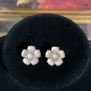 Vintage peach tone and rhinestone earrings. 5 oval shaped stones and 1 round.